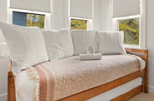 Great Barrington House | Evergreen: cottage minutes from Butternut Ski