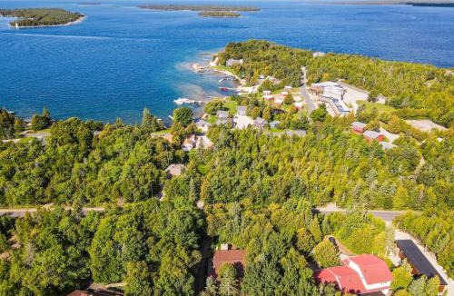 Tobermory Ski Chalet | Evergreen Escape - Tobermory Chalet and Sauna