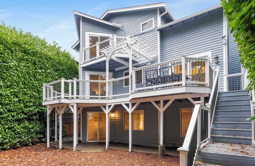 Norkirk House | Evergreen Home on 8th Ave｜Workspace｜WFH Ready｜Private Deck｜Garage Access