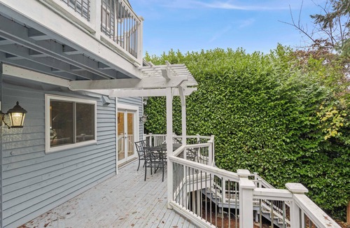 Norkirk House | Evergreen Home on 8th Ave｜Workspace｜WFH Ready｜Private Deck｜Garage Access