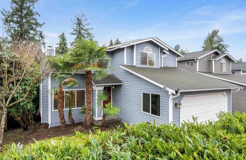 Norkirk House | Evergreen Home on 8th Ave｜Workspace｜WFH Ready｜Private Deck｜Garage Access