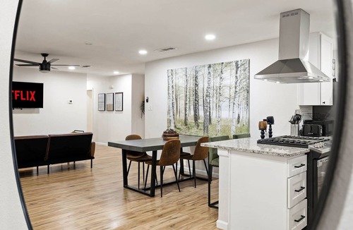 Denton House | Evergreen - Hot Tub | Firepit | Cinema | By UNT
