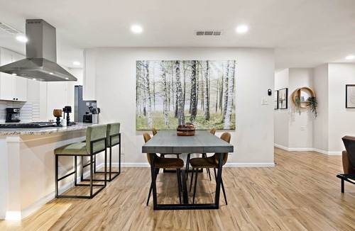 Denton House | Evergreen - Hot Tub | Firepit | Cinema | By UNT