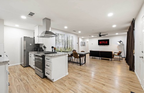 Denton House | Evergreen - Hot Tub | Firepit | Cinema | By UNT