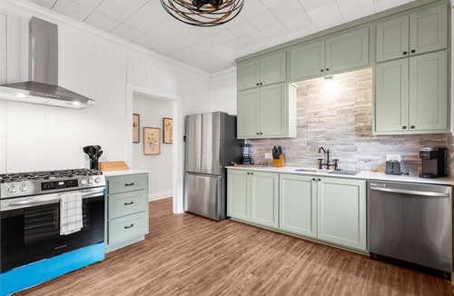 Jefferson House | Evergreen Manor Private Pool 3BR No Stairs Retreat