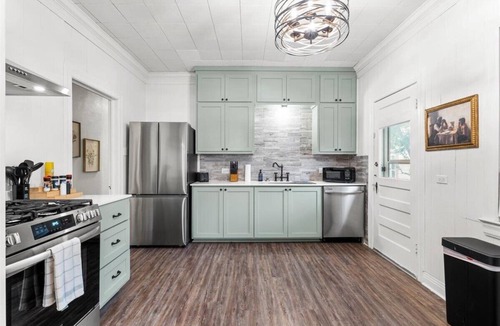 Jefferson House | Evergreen Manor Private Pool 3BR No Stairs Retreat