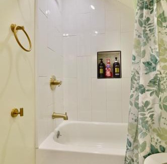 Downtown Niagara Falls Apartment | Evergreen Niagara 17-min walk Free Wifi Parking