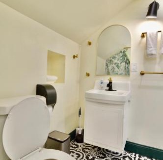 Downtown Niagara Falls Apartment | Evergreen Niagara 17-min walk Free Wifi Parking