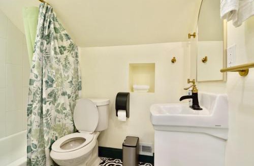 Downtown Niagara Falls Apartment | Evergreen Niagara 17-min walk Free Wifi Parking