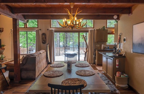 Dorrington Cabin | Evergreen Pinecone Cottage Hot Tub Pool Access Espresso A/C