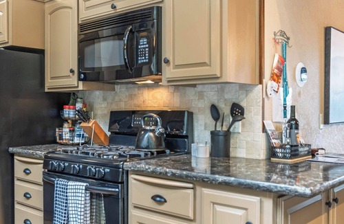 Dorrington Cabin | Evergreen Pinecone Cottage Hot Tub Pool Access Espresso A/C