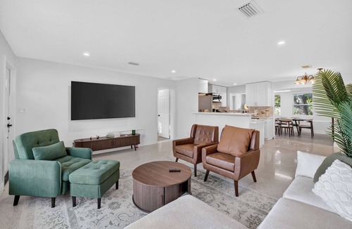 Central Corals House | Evergreen Retreat w/Private Pool 5 Min Beach