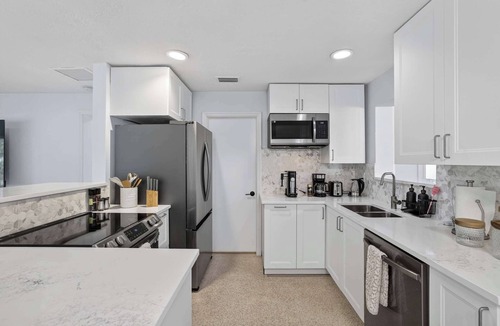 Central Corals House | Evergreen Retreat w/Private Pool 5 Min Beach