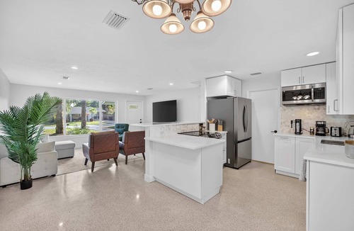 Central Corals House | Evergreen Retreat w/Private Pool 5 Min Beach