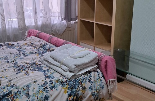 Greenford Broadway Apartment | EVERGREEN Room