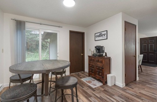 Olympia Apartment | Evergreen Urban Escape (A)