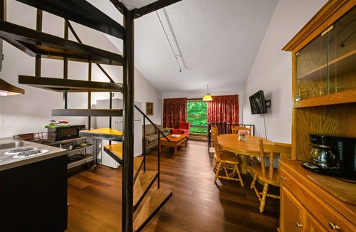 Stoneham Hotel | Evergreen Valley Inn by Coolvacay