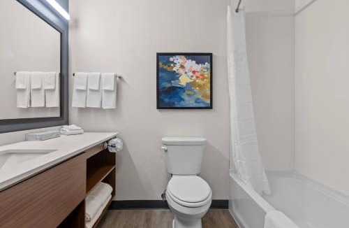 Greenwich Hotel | Everhome Suites Wichita Northeast by Choice Hotels