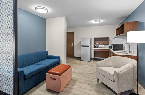 Greenwich Hotel | Everhome Suites Wichita Northeast by Choice Hotels