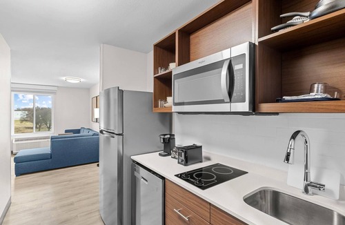 Greenwich Hotel | Everhome Suites Wichita Northeast by Choice Hotels
