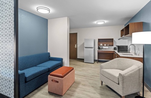 Greenwich Hotel | Everhome Suites Wichita Northeast by Choice Hotels