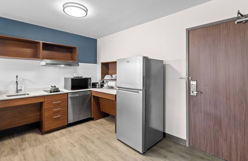 Greenwich Hotel | Everhome Suites Wichita Northeast by Choice Hotels