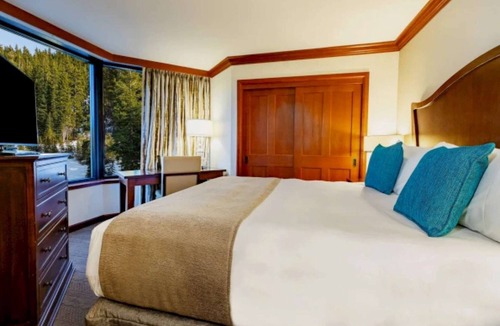 Olympic Valley Hotel | Everline Resort & Spa Fireplace Suite Forest View