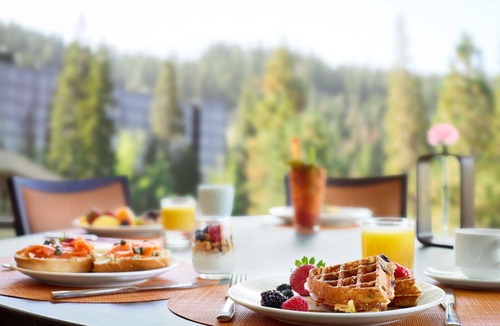 Olympic Valley Hotel | Everline Resort & Spa Fireplace Suite Forest View