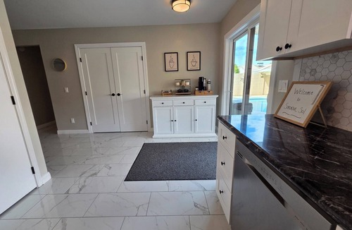 Suncliff House | Everything NEW! -Private Pool Oasis -Food Festivals -Fire Pit -Luxury Stay