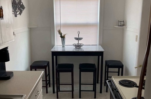 Wichita Apartment | Everything you need! - 1 BR 1 BA WIFI SMART TV QN Bed Coffee
