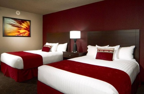 Laughlin House | Everything You Need For A Comfortable Stay! 4 Modish Units, Dining, Gambling!
