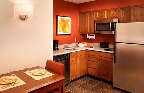 Waukegan Hotel | Everything You Need For The Perfect Vacation! Close to Independence Grove