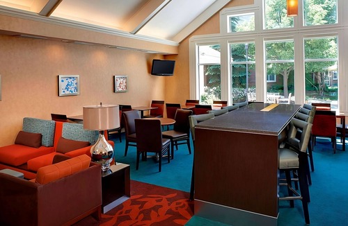 Waukegan Hotel | Everything You Need For The Perfect Vacation! Close to Independence Grove