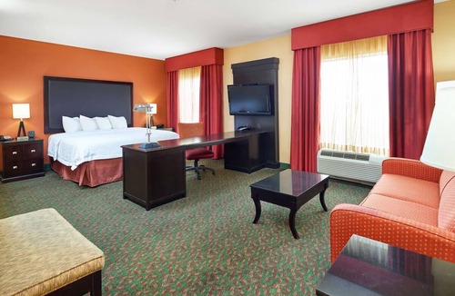 Waco Hotel | Everything You Need For The Perfect Vacation! Free Parking & Breakfast, Pool!