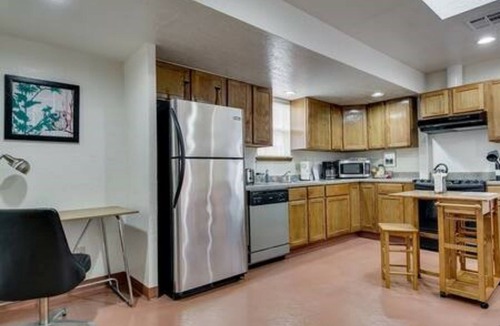 Midtown Apartment | Evie's apartment