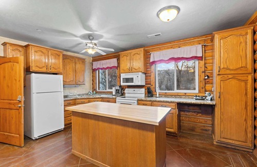 Timber Lakes Cabin | Evy's Cabin, 2 miles to snowmobiling