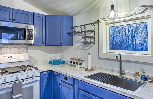 Elizaville Cottage | Ewing Cottage Escape w/ Deck & Fire Pit!