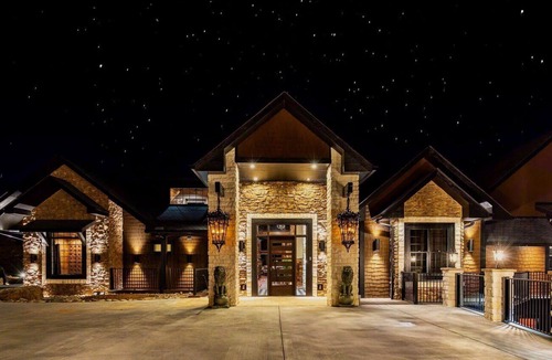 Sevierville Cabin | Excalibur: Pickleball, Duck Pin Bowling, Indoor Pool, 9 Hole Golf