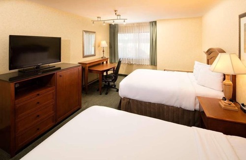 Wenatchee Hotel | Excellent Choice! 4 Spacious Units for Groups, Outdoor Pool, Free Parking!