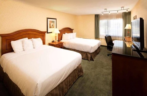 Wenatchee Hotel | Excellent Choice! 4 Spacious Units for Groups, Outdoor Pool, Free Parking!