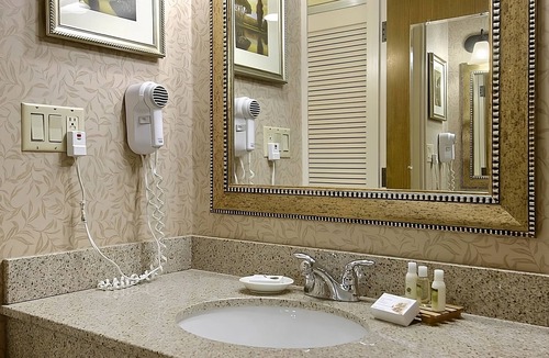 Wenatchee Hotel | Excellent Choice! 4 Spacious Units for Groups, Outdoor Pool, Free Parking!