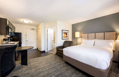 Clearwater Hotel | Excellent Choice! Unit with Full Kitchen, Outdoor Pool, Pets Allowed!