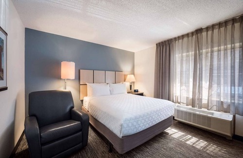 Clearwater Hotel | Excellent Choice! Unit with Full Kitchen, Outdoor Pool, Pets Allowed!