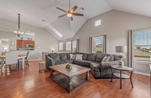 Spring Creek House | EXCELLENT LOCATION! Spacious 4-bedroom townhome College Station, Texas.
