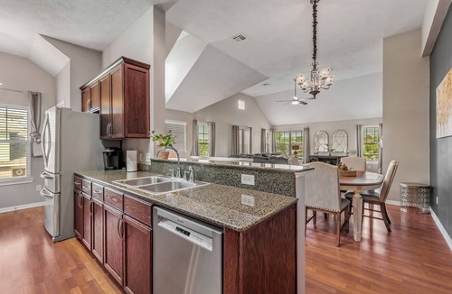 Spring Creek House | EXCELLENT LOCATION! Spacious 4-bedroom townhome College Station, Texas.