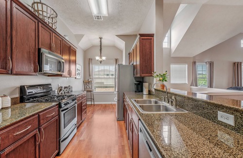 Spring Creek House | EXCELLENT LOCATION! Spacious 4-bedroom townhome College Station, Texas.