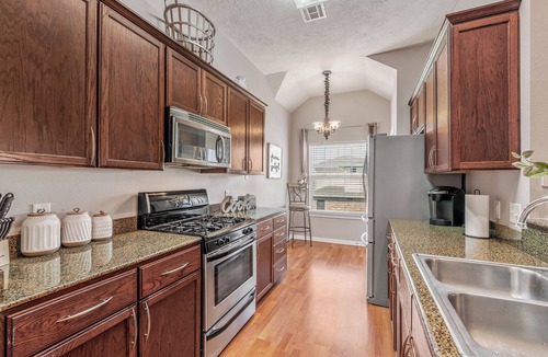Spring Creek House | EXCELLENT LOCATION! Spacious 4-bedroom townhome College Station, Texas.