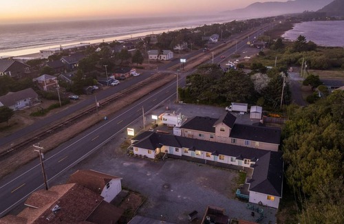 Rockaway Beach Condo | Excellent Location, *Pet Friendly*, 2 Blocks From Beach, Small Kitchen, WiFi, Fire-Pit, Unit #2