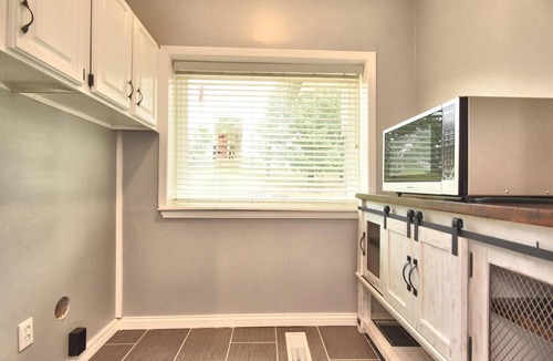 Cherry Street Villa | EXCEPTIONAL CHERRY ST PRIVATE VILLA-SKYLINE VIEW-SHOP- DINE-ROUTE 66-SWAN LAKE !