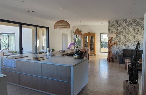 Chusclan Villa | Exceptional contemporary villa - calm, spa pool & nature views